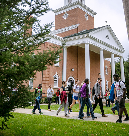 Group of students traveling on campus.