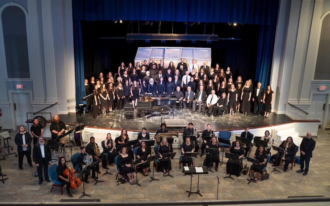 The alumni choir and alumni band in the chapel.